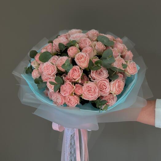 Delicado ramo de rosas arbustivas en forma de peonía
