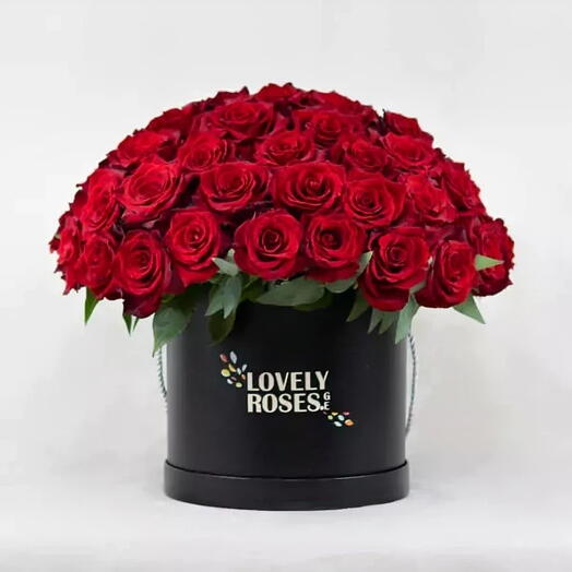 Круглая композиция из 51 красных роз