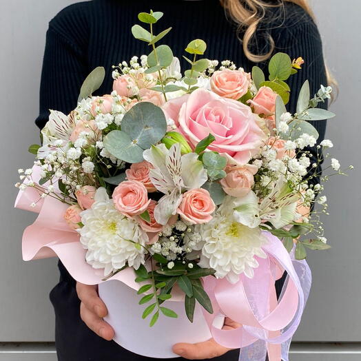 Composición de rosas y crisantemo persistente