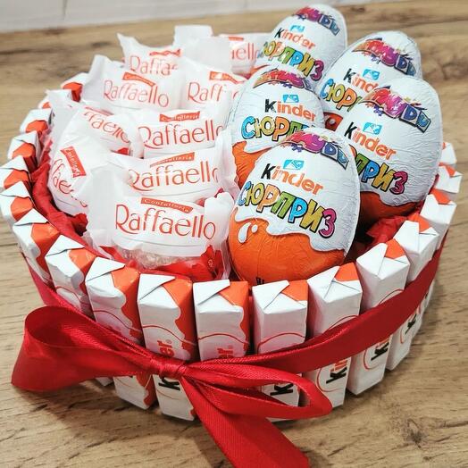 Торт из конфет киндер