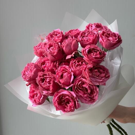 Букет из малиновых кустовых пионовидных роз