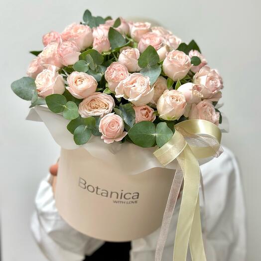 Caja de rosas de peonía y eucalipto