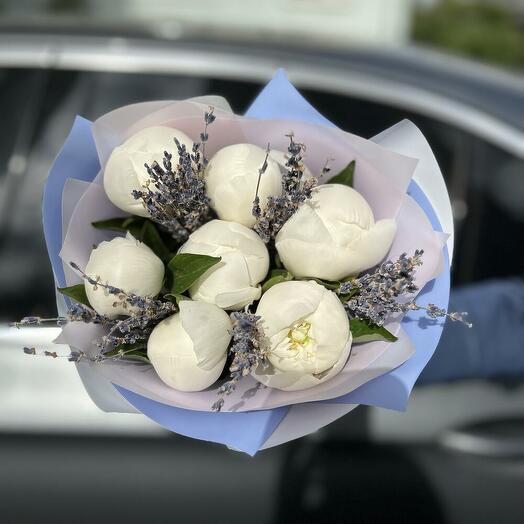 7 белых пионов с ароматной лавандой (0006) peony