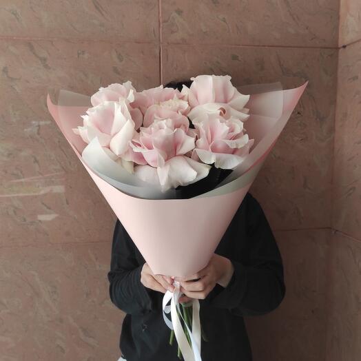 Delicate bouquet of 7 French roses