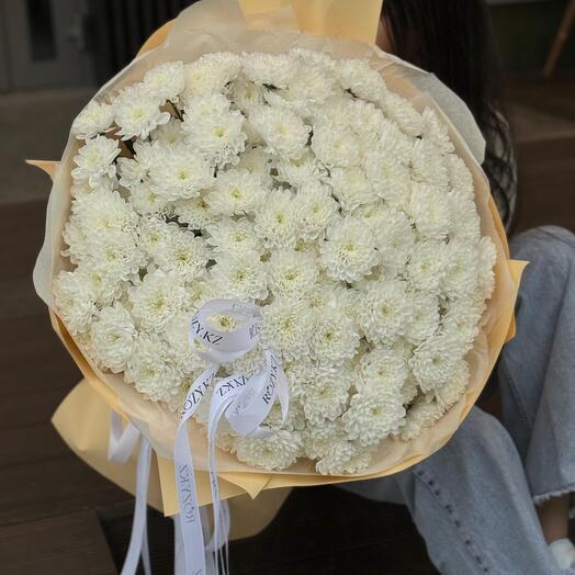 Букет из 25 пышных белых кустовых хризантем