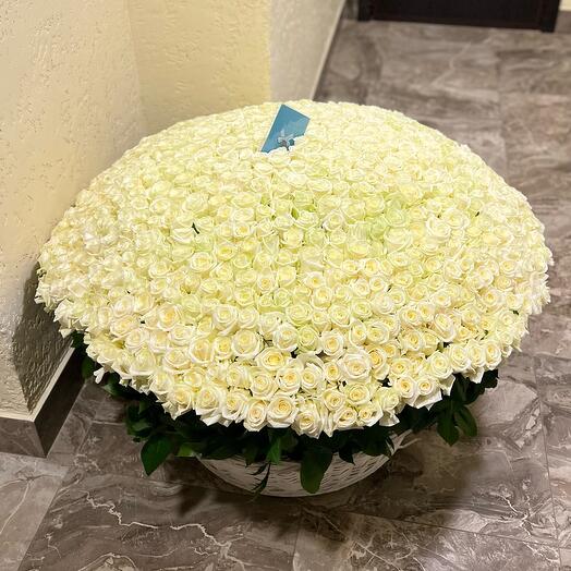 Корзина с цветами 1001 Роза белая