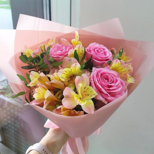 Букет з жовтих альстромерій і троянд