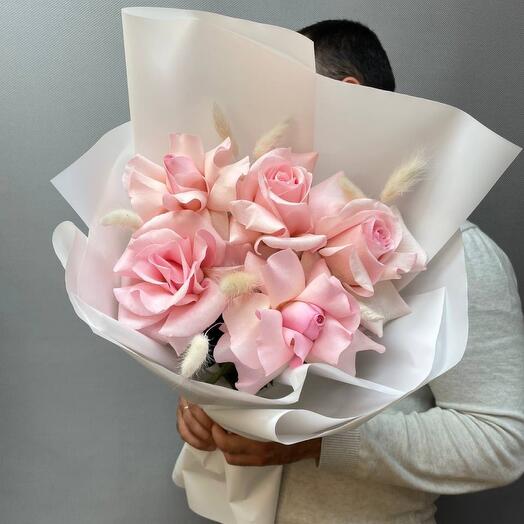 Ramo con rosas francesas Rosadas y lagurus