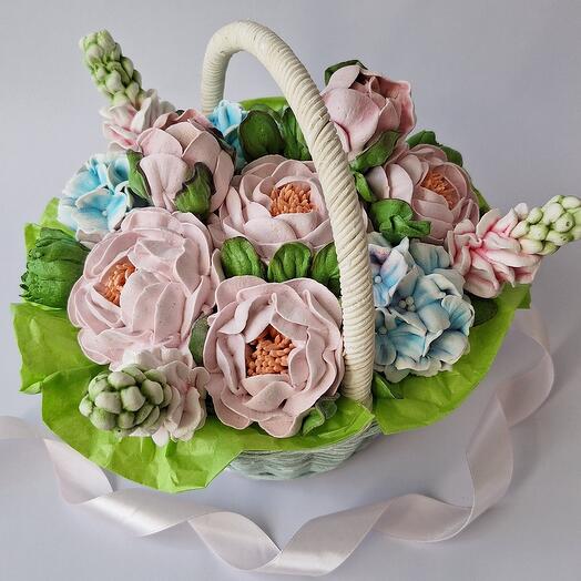 Корзина с зефирными цветами