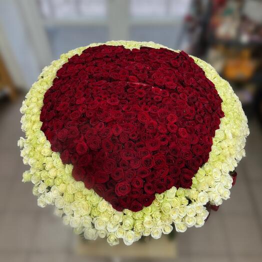 Сердце из роз в корзине