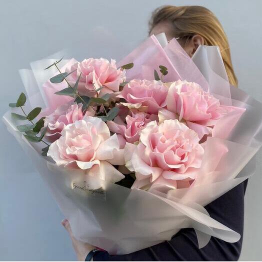 Bouquet "Meringue" (7 French roses with eucalyptus)