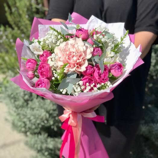 Ramo de rosas "francesas", rosas arbustivas en forma de peonía, gypsophila y alstroemeria