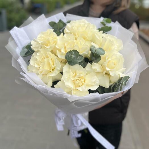 Французские белые розы с эвкалиптом