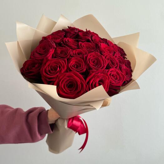 Красные розы в стильной упаковке