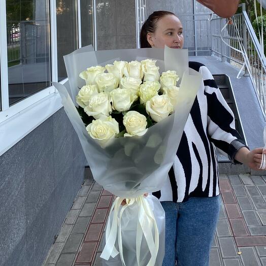 Белые розы в упаковке