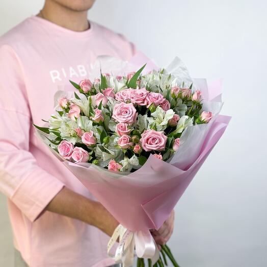 Delicado ramo de rosas Rosadas y alstroemeria blanca