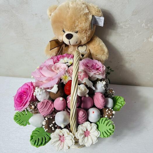 Корзина с мишкой и клубника в шоколаде