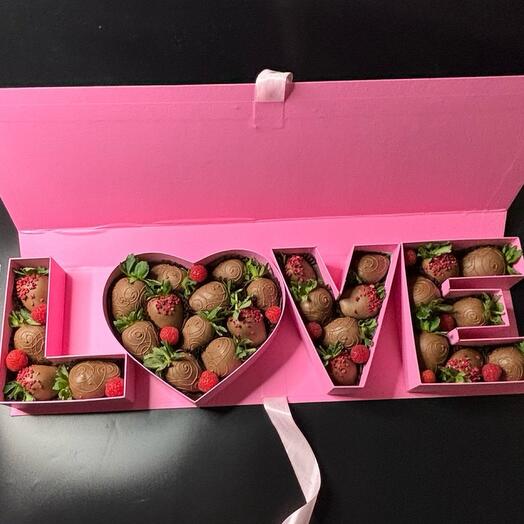 Клубника в шоколаде «LOVE» с малиной