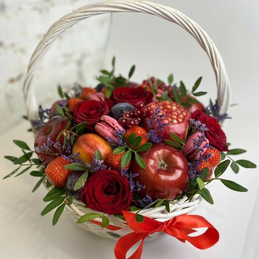 Фруктовая корзина с розами