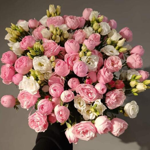 Букет кустовых пионовидных роз и эустом