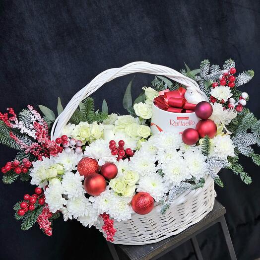 Новогодняя корзина с Raffaello