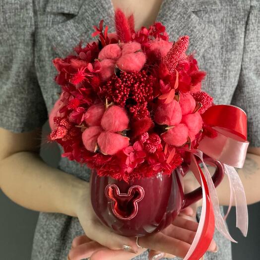 Композиция из стабилизированных цветов в кружке в красной гамме