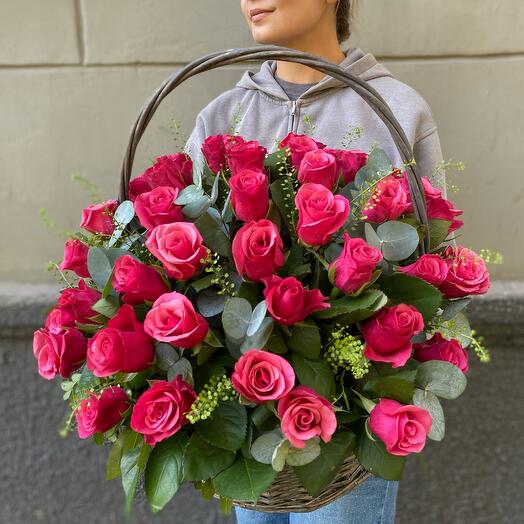 Корзина с малиновыми розами
