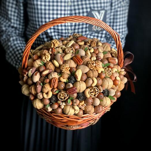 Корзина из орехов