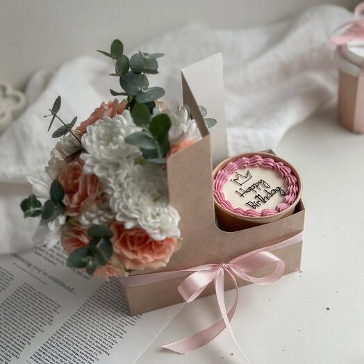 Pastel de Bento en taza y flores