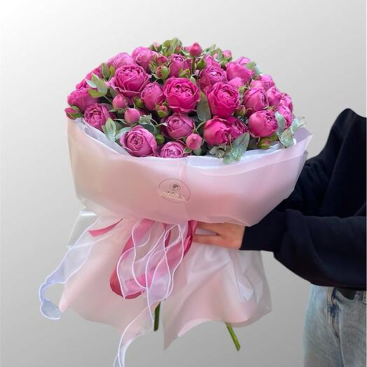 Романтичный букет из розовых кустовых роз