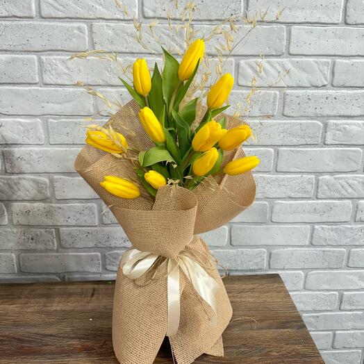 Яркие тюльпаны, в модном оформлении