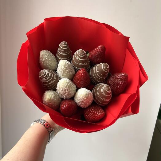 Яркий букет с клубникой