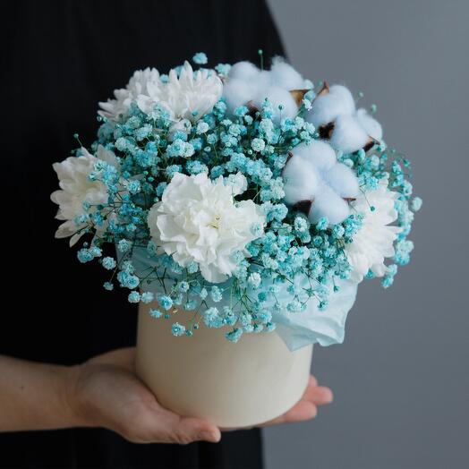 Голубое облачко в шляпной коробке. Хризантема и гипсофилы