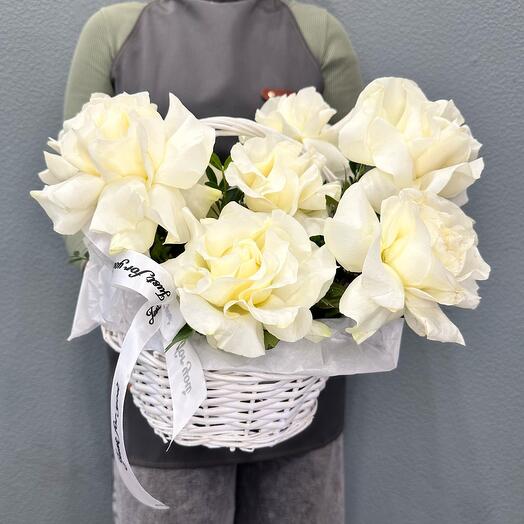 Французские розы в корзине из ивы