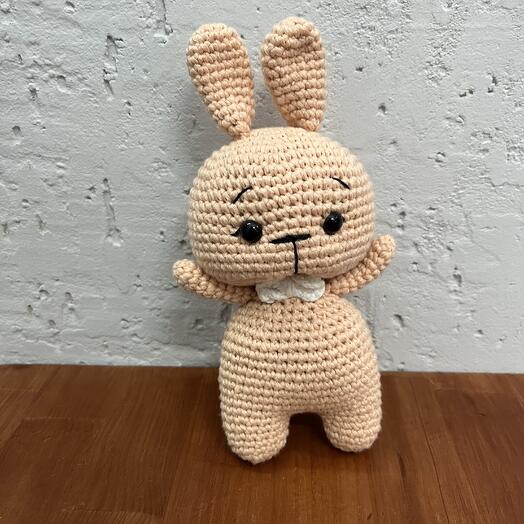 Вязаная игрушка «персиковый зайка»