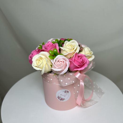 Букет из 13 мыльных роз в розовой шляпной коробке