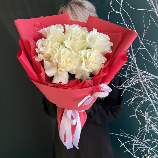 Rosas francesas blancas en decoración escarlata