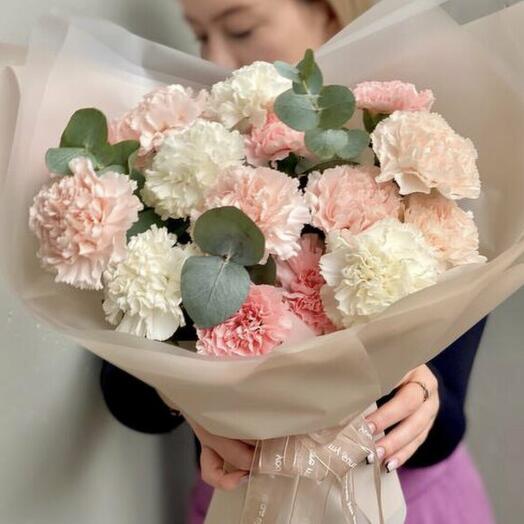 Букет нежных диантусов с эвкалиптом