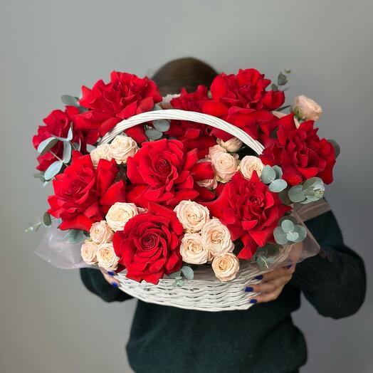 Корзина с ажурными розами , кустовыми розами и эвкалиптом