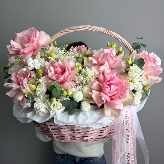 Корзина с французскими розами мандала, маттиолой, лизиантусом 🌸