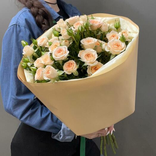 Букет из персиковых кустовых роз