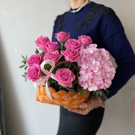 Розы аква и гортензия в корзине