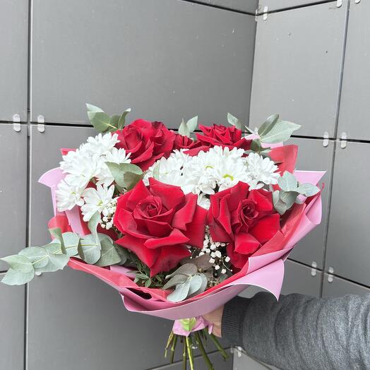 Красивый букет с французскими розами и хризантемами