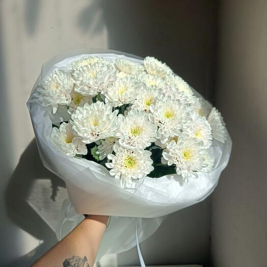 Букет из белой кустовой хризантемы