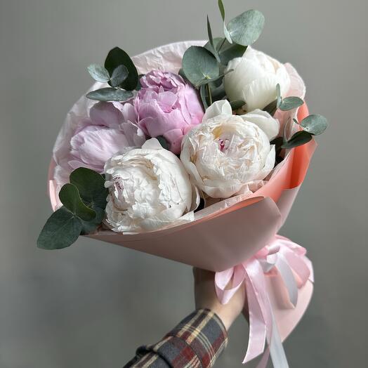 «Клубника со сливками💕» нежный букет из ароматных крупных пионов