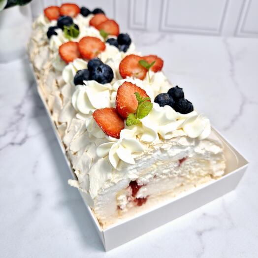Меренговый рулет с клубникой