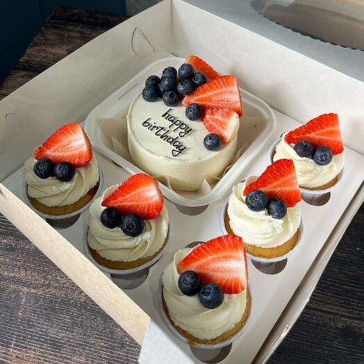 Набор бенто торт и 5 капкейков с клубникой и голубикой «happy birthday» на день рождения