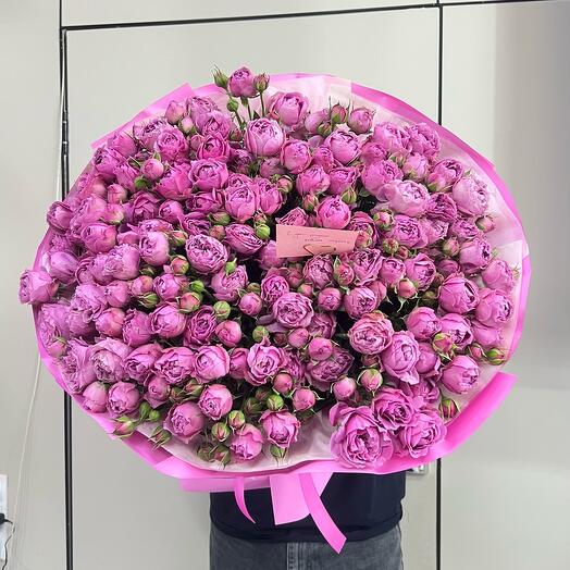 Пышный букет из кустовых роз