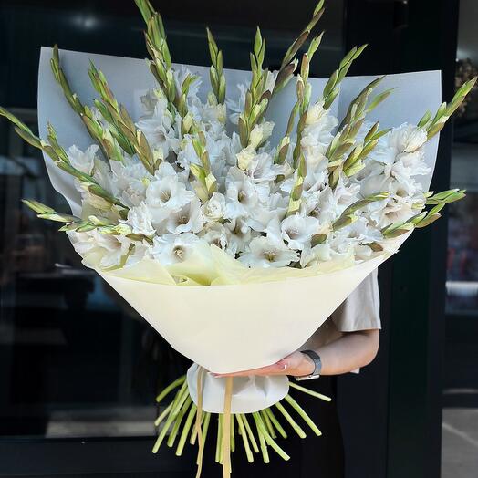 Белые гладиолусы Luxury Flowers
