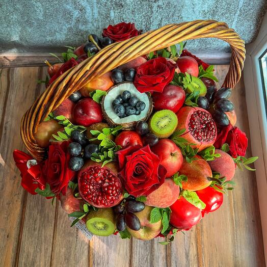 Корзина с фруктами гранатами и розами большая